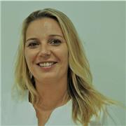 Con total empatía y dedicación al alumno respetando su aprendizaje.